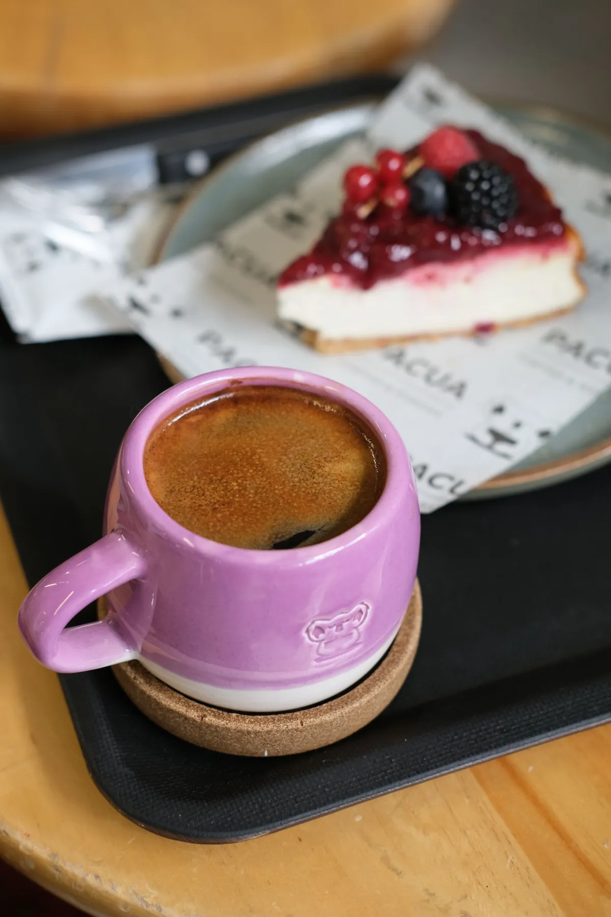 Blaubeerkäsekuchen mit Kaffee auf dem Tisch